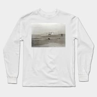 The Wright brothers' first powered flight (C015/1836) Long Sleeve T-Shirt